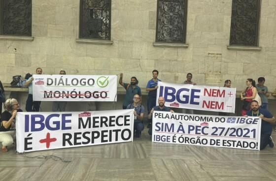 Servidores sindicalizados do IBGE protestam