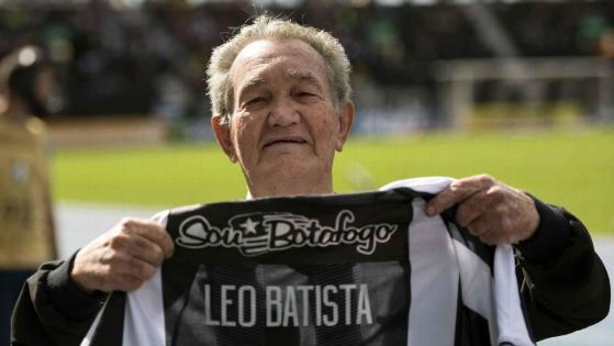 Léo Batista com camisa do Botafogo, no Estádio Nilton Santos, no Rio de Janeiro 